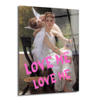 Beyaz elbiseli bir kadının ve arkasında bir meleğin olduğu klasik bir tablonun üzerine parlak pembe 'LOVE ME LOVE ME' yazısının sprey boya ile yazıldığı, cam yüzeyli duvar dekorasyonu.