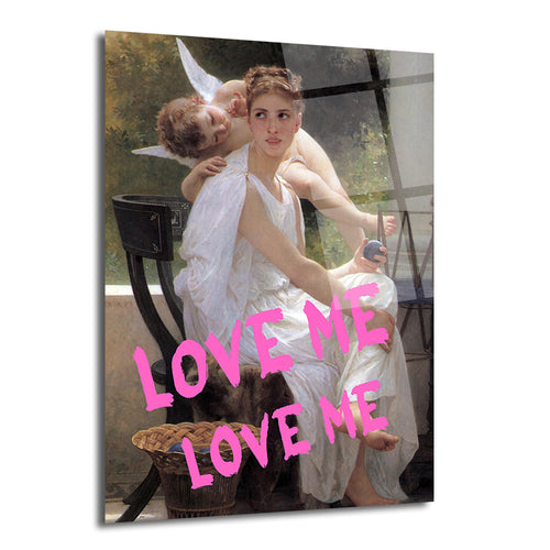 Beyaz elbiseli bir kadının ve arkasında bir meleğin olduğu klasik bir tablonun üzerine parlak pembe 'LOVE ME LOVE ME' yazısının sprey boya ile yazıldığı, cam yüzeyli duvar dekorasyonu.