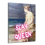 Deniz kenarında oturan, krem rengi elbiseli, klasik resim stilinde bir kadının üzerinde neon pembe 'SLAY QUEEN' yazısı olan modern cam tablo. Arka planda dalgalı deniz ve bulutlu gökyüzü.