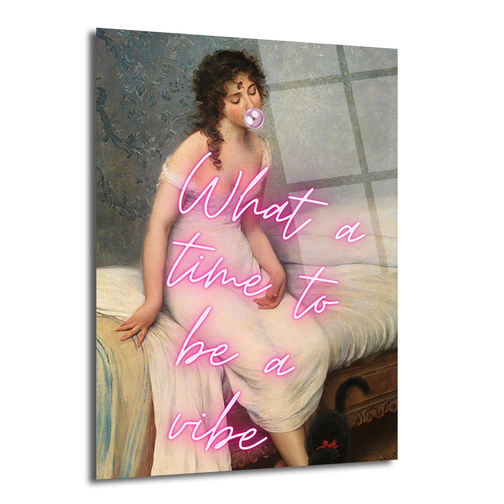 Yatakta oturan, pembe sakız balonu üfleyen, klasik giyimli bir kadının resmedildiği, üzerinde neon pembe harflerle 'What a time to be a vibe' yazan cam tablo.