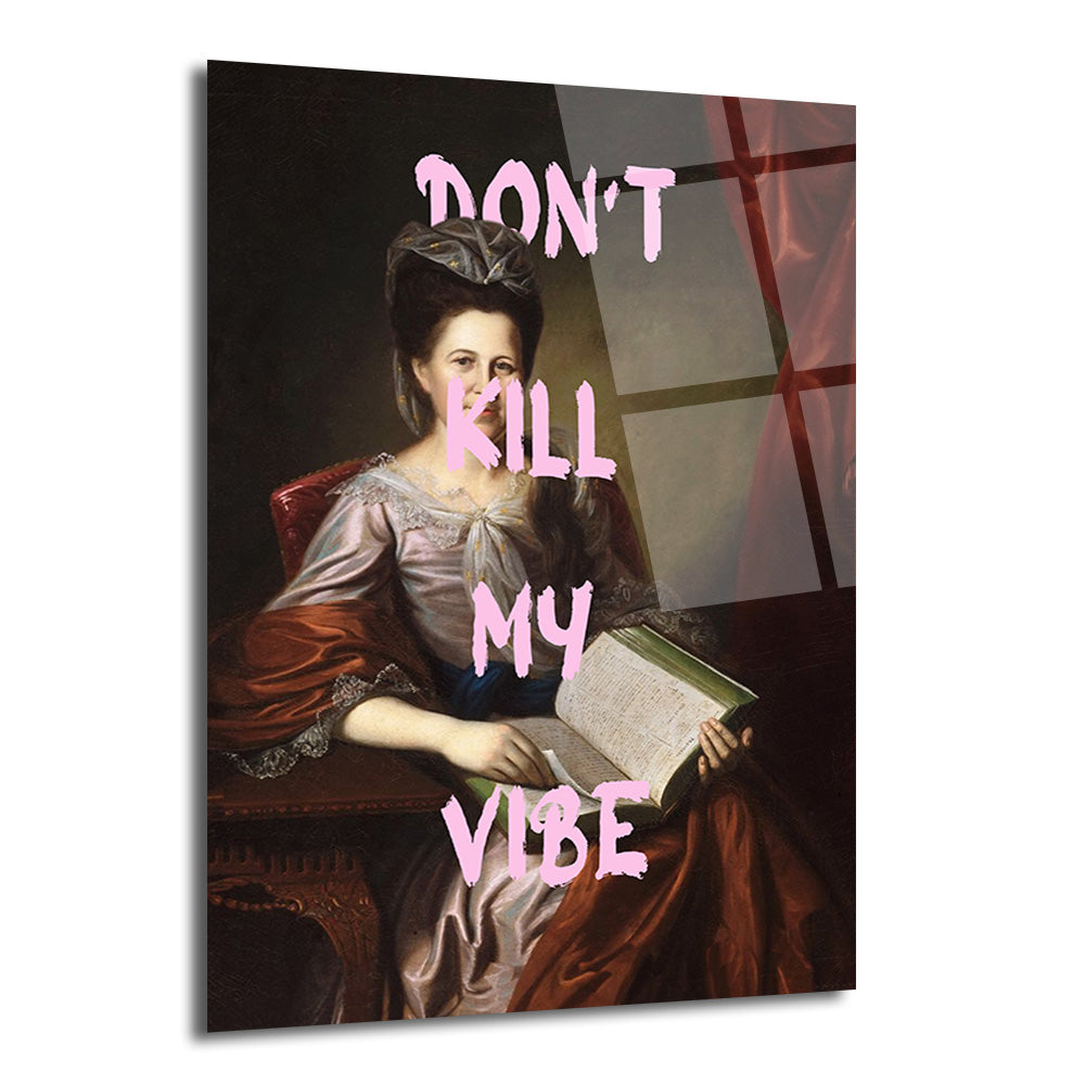 Koyu arka planlı klasik bir kadın portresinin üzerine pembe, fırça darbesi efektiyle "DON'T KILL MY VIBE" yazısının yer aldığı, temperli camdan üretilmiş modern duvar sanatı.