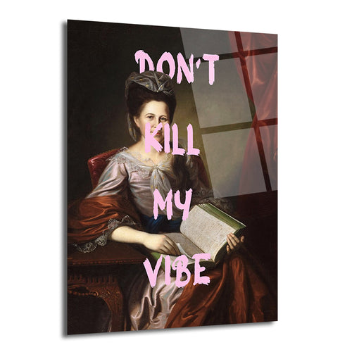 Koyu arka planlı klasik bir kadın portresinin üzerine pembe, fırça darbesi efektiyle "DON'T KILL MY VIBE" yazısının yer aldığı, temperli camdan üretilmiş modern duvar sanatı.