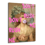 Pembe "DON'T RUSH ME" yazısı ve pembe sakız balonuyla modernleştirilmiş, klasik giysili genç bir kadının portresi olan cam tablo.