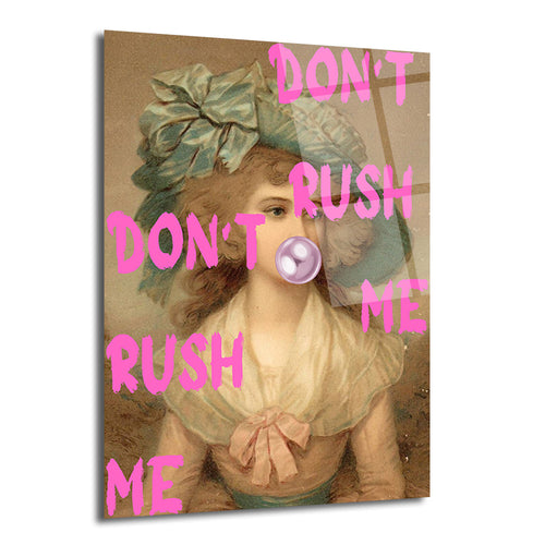 Pembe "DON'T RUSH ME" yazısı ve pembe sakız balonuyla modernleştirilmiş, klasik giysili genç bir kadının portresi olan cam tablo.