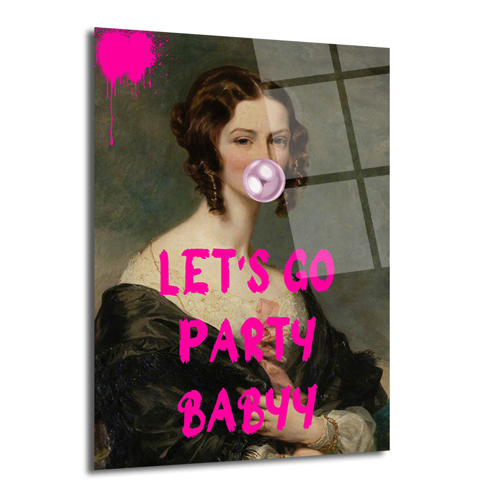Klasik bir portrenin üzerine modern pembe graffiti ve 'LET'S GO PARTY BABYY' yazısıyla yeniden yorumlandığı, sakız çiğneyen bir kadının yer aldığı cam tablo.