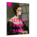 Klasik bir portrenin üzerine modern pembe graffiti ve 'LET'S GO PARTY BABYY' yazısıyla yeniden yorumlandığı, sakız çiğneyen bir kadının yer aldığı cam tablo.