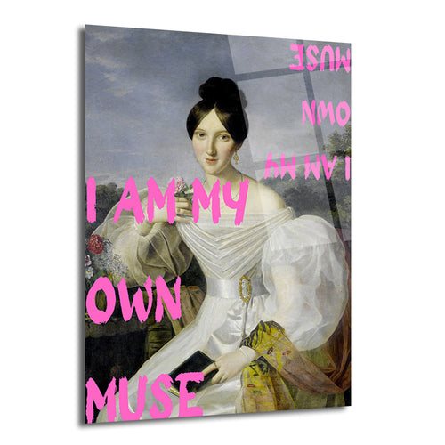 Klasik bir kadın portresinin üzerine canlı pembe fırça darbeleriyle "I AM MY OWN MUSE" mesajının yazıldığı, modern ve geleneksel sanatın birleştiği, zarif bir cam tablo.