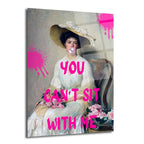 Klasik bir portrenin üzerine pembe sakız çiğneyen ve 'YOU CAN'T SIT WITH ME' yazan modern graffiti detayları eklenmiş, pembe boya sıçramalarıyla süslü cam tablo.