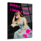Siyah arka plan üzerinde, pembe sakız çiğneyen, mavi elbiseli klasik bir kadının oturduğu ve üzerinde parlak pembe 'Sorry, I Can't. I Have a Plan.' yazısının ve boya sıçramalarının bulunduğu modern bir cam tablo.