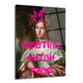 Pembe graffiti taç ve "RESTING WITCH FACE" yazısıyla modernleştirilmiş, klasik dönemden kalma asil bir kadın portresini gösteren parlak cam tablo.