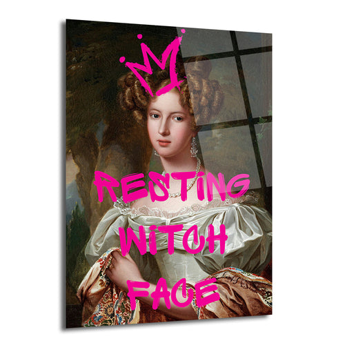 Pembe graffiti taç ve "RESTING WITCH FACE" yazısıyla modernleştirilmiş, klasik dönemden kalma asil bir kadın portresini gösteren parlak cam tablo.