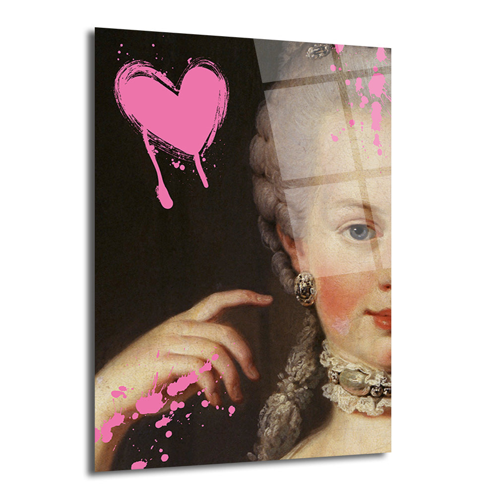 Siyah arka plan üzerinde, sol tarafında pembe, damlayan bir kalp grafiti ve pembe boya sıçramalarıyla süslenmiş, sağ tarafında klasik dönemden bir kadının (muhtemelen Marie Antoinette) yüzünün ve elinin bir kısmı görünen cam tablo.