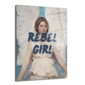 Rebel Girl yazılı, melek kanatlı genç bir kızın resmedildiği modern sanatsal cam tablo. Beyaz, açık mavi ve ten rengi tonları hakim.