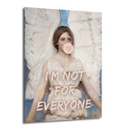 Kanatlı, sakız çiğneyen ve 'I'M NOT FOR EVERYONE' yazılı modern bir melek figürünün yer aldığı sanatsal cam tablo.