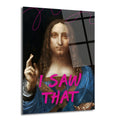 Siyah bir arka plan üzerinde, Leonardo da Vinci'nin Salvator Mundi tablosundaki İsa figürünün modern bir yorumu. İsa'nın mavi cübbesi ve sağ elinin kutsama işareti belirgin. Tablonun üzerine pembe, graffiti tarzı büyük harflerle "I SAW THAT" (Gördüm Onu) yazısı işlenmiş, sol üst köşede ise pembe kıvrımlı çizgiler bulunuyor. Figürün sol elinde şeffaf bir küre tuttuğu görülüyor.