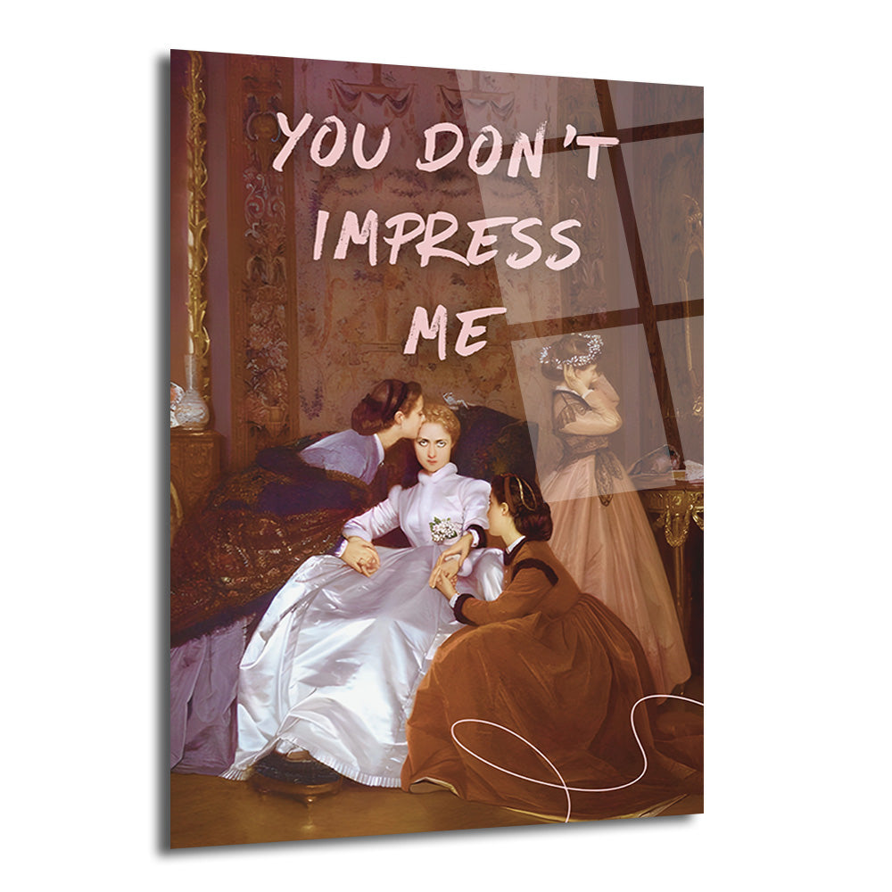 Klasik dönem kostümleri giymiş kadınların bulunduğu bir tabloda, ortadaki kadının doğrudan izleyiciye baktığı ve üzerine "YOU DON'T IMPRESS ME" yazısının eklendiği cam duvar sanatı.