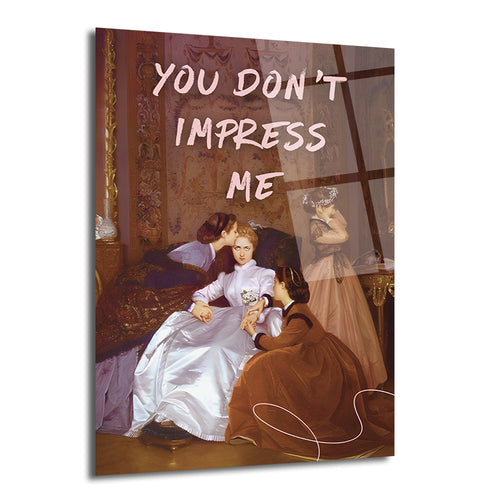 Klasik dönem kostümleri giymiş kadınların bulunduğu bir tabloda, ortadaki kadının doğrudan izleyiciye baktığı ve üzerine "YOU DON'T IMPRESS ME" yazısının eklendiği cam duvar sanatı.