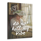 Beyaz şapkalı, klasik bir resimden alınmış, kitap okuyan bir kadının üzerine 'do not kill my vibe' yazısı ve kalp sembolü eklenmiş sanatsal cam tablo.