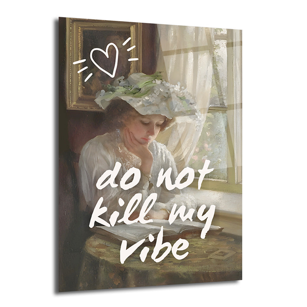 Beyaz şapkalı, klasik bir resimden alınmış, kitap okuyan bir kadının üzerine 'do not kill my vibe' yazısı ve kalp sembolü eklenmiş sanatsal cam tablo.