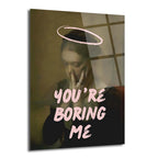 Yüzünü elleriyle kapatmış, başının üzerinde pembe hale ve 'YOU'RE BORING ME' yazısı olan, koyu tonlarda melankolik bir kadın figürünü betimleyen cam tablo.