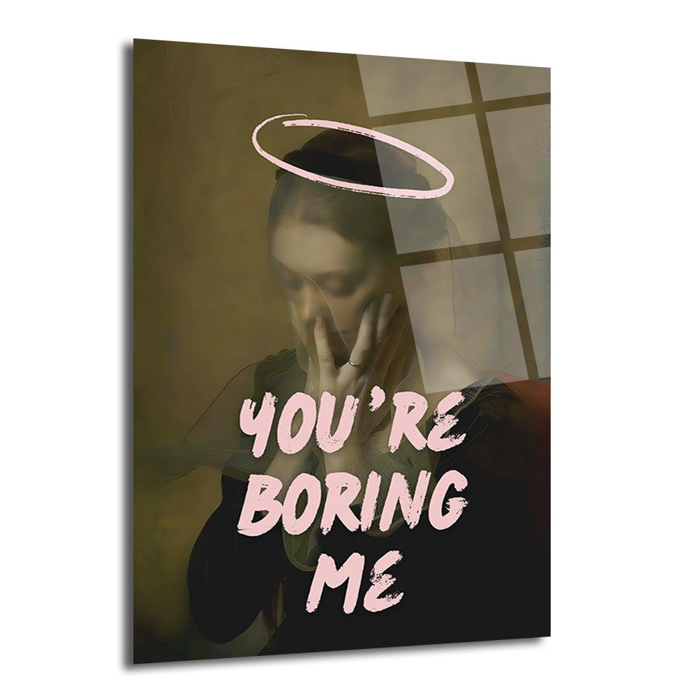 Yüzünü elleriyle kapatmış, başının üzerinde pembe hale ve 'YOU'RE BORING ME' yazısı olan, koyu tonlarda melankolik bir kadın figürünü betimleyen cam tablo.