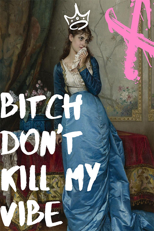 Mavi elbiseli, ağlayan klasik bir kadın portresinin üzerine 'Bitch Don't Kill My Vibe' yazısı, taç simgesi ve pembe X işareti ile modern bir yorum katılmış cam tablo.