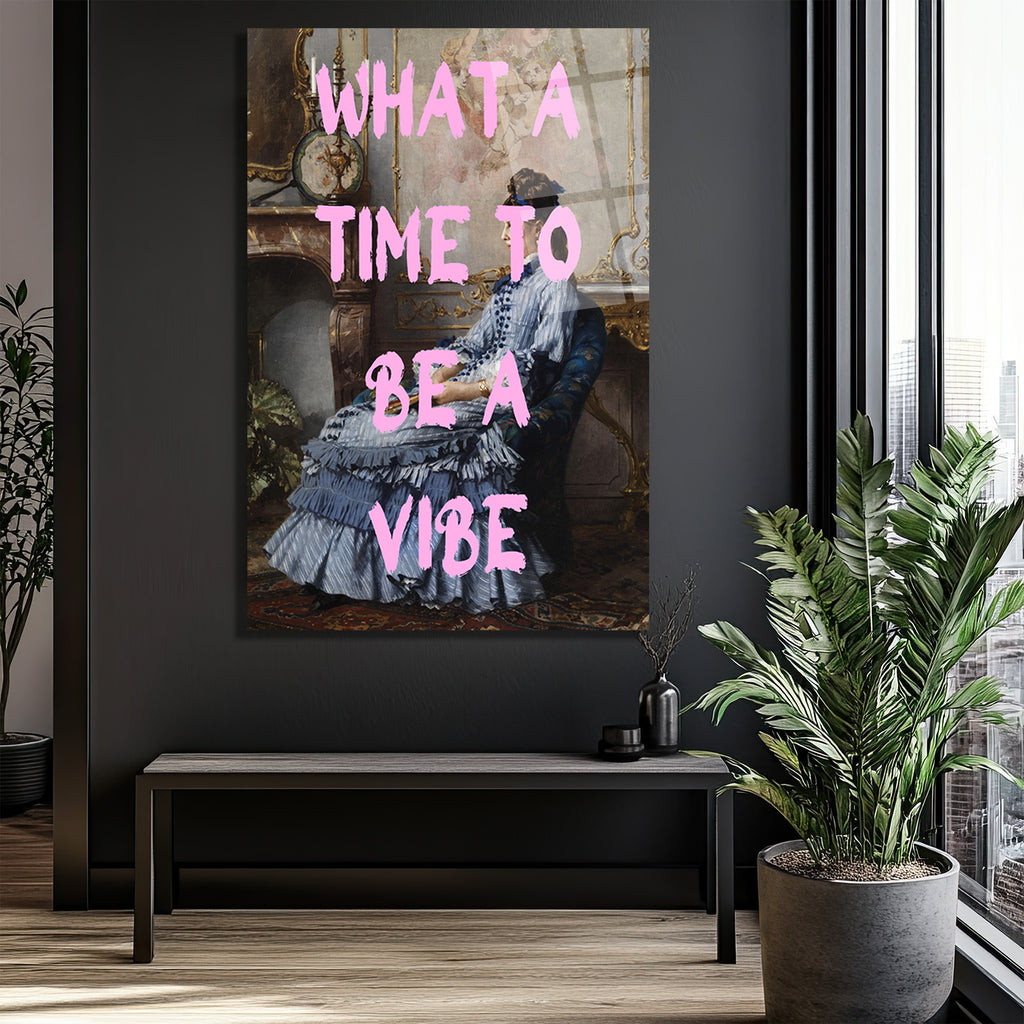 "What A Time To Be A Vibe" Pembe Yazılı Klasik Kadın Portre Cam Tablo