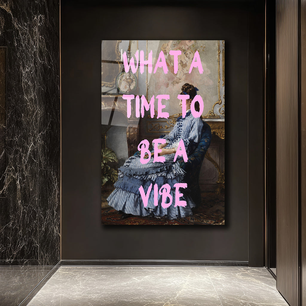 "What A Time To Be A Vibe" Pembe Yazılı Klasik Kadın Portre Cam Tablo