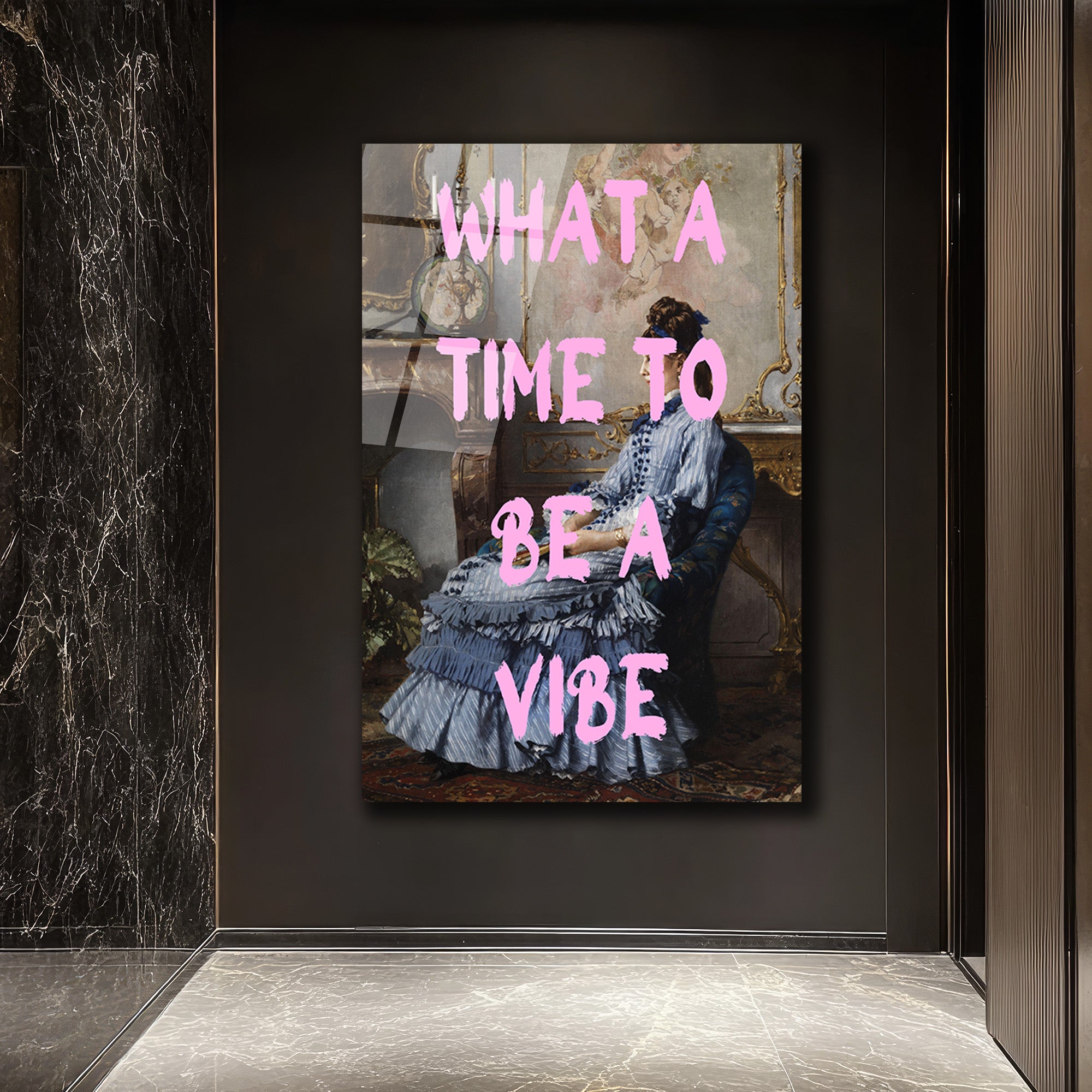 "What A Time To Be A Vibe" Pembe Yazılı Klasik Kadın Portre Cam Tablo