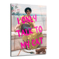Klasik bir tabloda sarı elbiseli bir kadının kucağında tüylü bir tüy tutarken küçük bir kediye baktığı ve üzerinde pembe renkte 'I ONLY TALK TO MY CAT' yazan cam tablo.