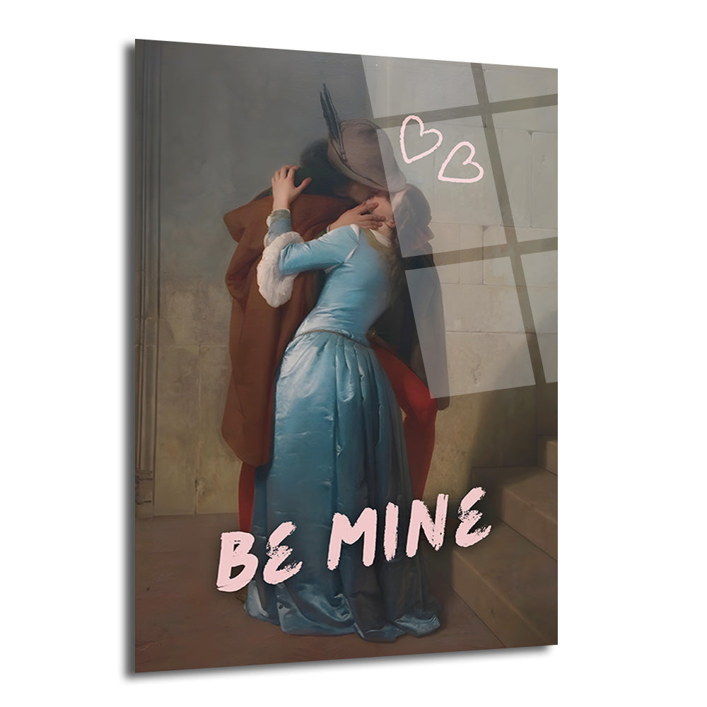Klasik bir tablo üzerine 'BE MINE' yazısı ve pembe kalplerle süslenmiş, tutkuyla öpüşen bir çiftin yer aldığı cam tablo. Kadın mavi elbise, adam kahverengi ceket giymekte.