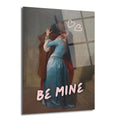 Klasik bir tablo üzerine 'BE MINE' yazısı ve pembe kalplerle süslenmiş, tutkuyla öpüşen bir çiftin yer aldığı cam tablo. Kadın mavi elbise, adam kahverengi ceket giymekte.