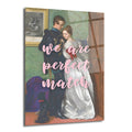 Kraliçe Victoria ve Prens Albert'in klasik portresini modern pembe 'we are perfect match' yazısıyla birleştiren, duvara asılmaya hazır temperli cam tablo.
