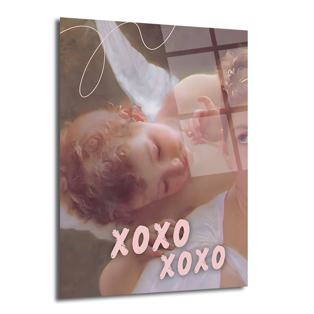 Kanatlı bir meleğin uyuduğu klasik tarzda resmedilmiş bir tablonun üzerine pembe renkte 'XOXO XOXO' yazısının eklendiği, pastel tonlarda bir cam tablo. Arka planda yumuşak kahverengi ve krem tonları, meleğin kıvırcık saçları ve kanatları belirgin.