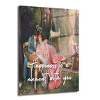 Romantik bir bahçe sahnesini betimleyen, hamakta uzanan pembe elbiseli bir kadın ve yanında oturan mavi ceketli bir erkeği gösteren cam tablo. Üzerinde "Happiness is a moment with you" yazısı ve iki kalp figürü bulunmaktadır.