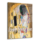 Gustav Klimt'in ikonik 'Öpücük' tablosunun modern bir yorumu olan, altın ve renkli detaylarla bezeli, üzerinde beyaz "lovers gonna love" yazısı bulunan cam duvar sanatı.