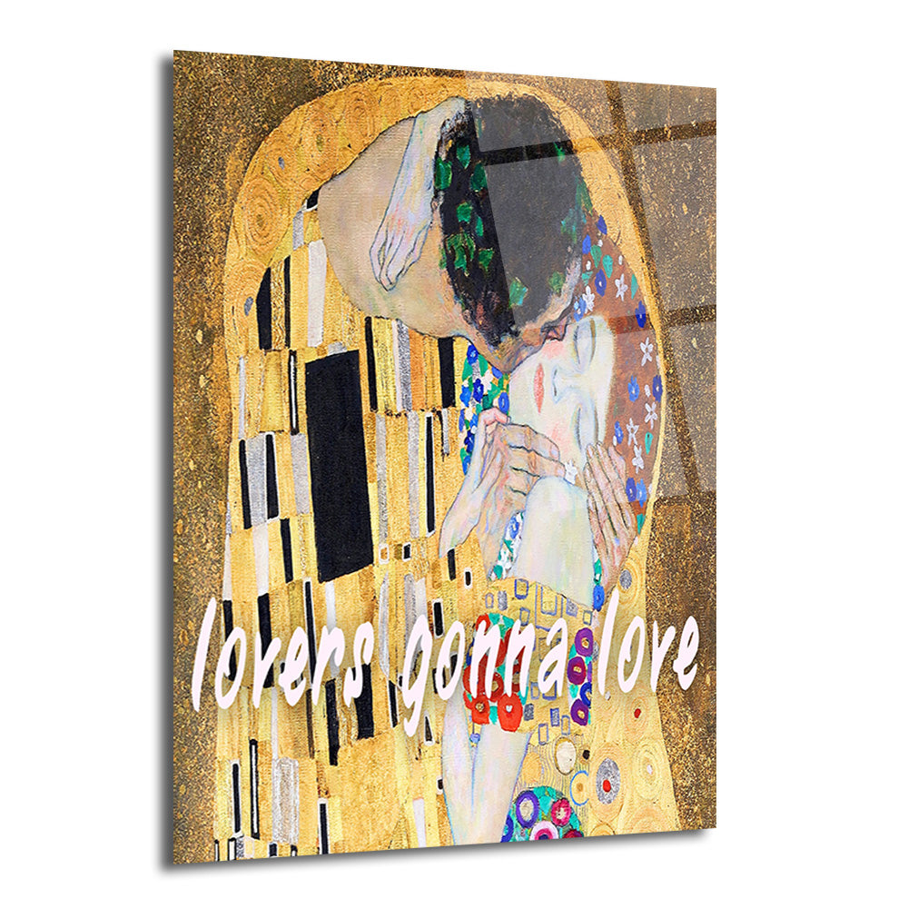 Gustav Klimt'in ikonik 'Öpücük' tablosunun modern bir yorumu olan, altın ve renkli detaylarla bezeli, üzerinde beyaz "lovers gonna love" yazısı bulunan cam duvar sanatı.