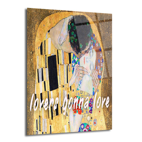 Gustav Klimt'in ikonik 'Öpücük' tablosunun modern bir yorumu olan, altın ve renkli detaylarla bezeli, üzerinde beyaz "lovers gonna love" yazısı bulunan cam duvar sanatı.