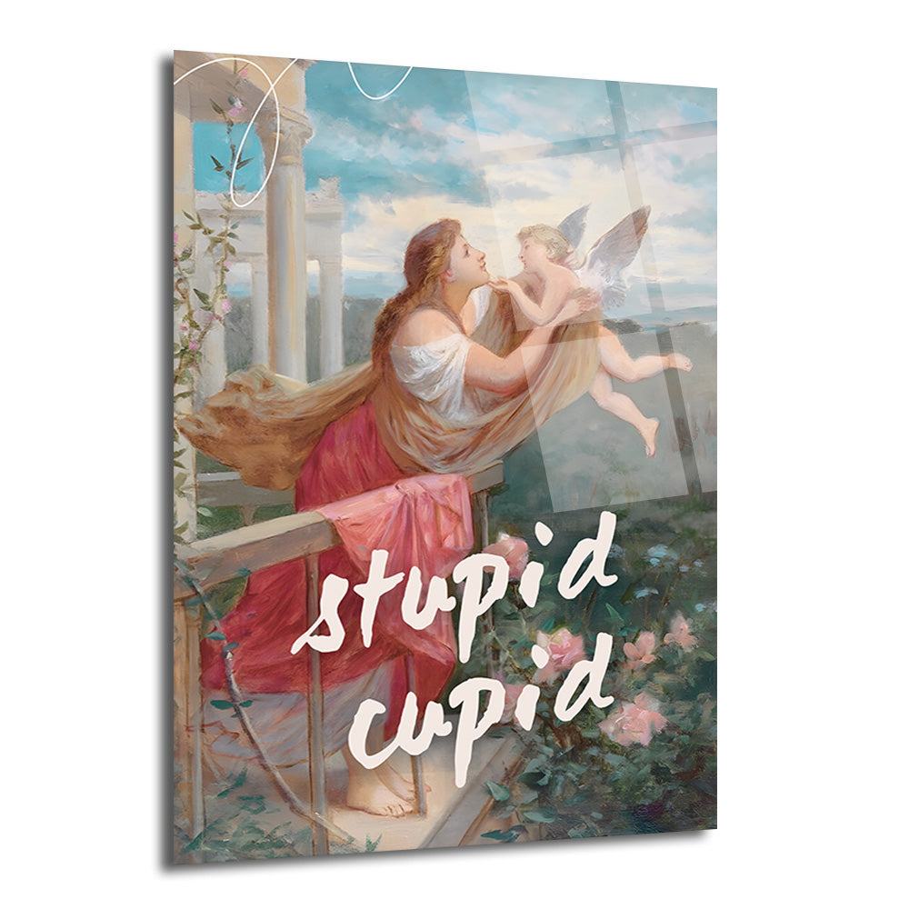 Klasik sanat tarzında, pembe ve bej kumaşlar giymiş bir kadının, havada süzülen kanatlı bir aşk meleğiyle (Cupid) şefkatle bakıştığı, güllü bir balkonda geçen bir sahneyi gösteren, üzerinde modern el yazısıyla 'stupid cupid' yazısı bulunan cam tablo.