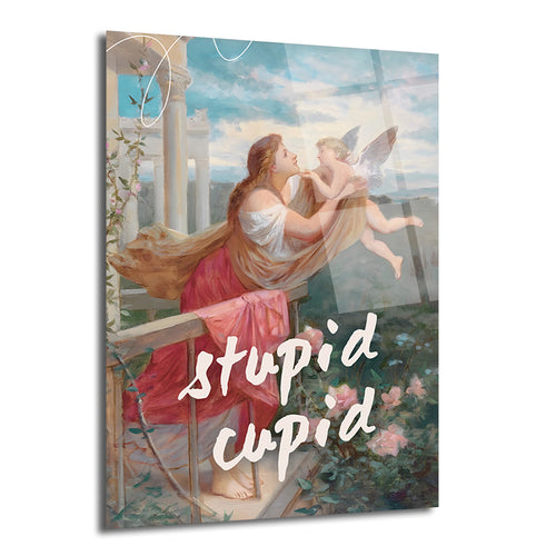Klasik sanat tarzında, pembe ve bej kumaşlar giymiş bir kadının, havada süzülen kanatlı bir aşk meleğiyle (Cupid) şefkatle bakıştığı, güllü bir balkonda geçen bir sahneyi gösteren, üzerinde modern el yazısıyla 'stupid cupid' yazısı bulunan cam tablo.