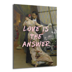 Klasik bir balo sahnesini betimleyen yağlıboya tablonun üzerinde pembe fırça darbesiyle "LOVE IS THE ANSWER" yazan cam duvar sanatı.