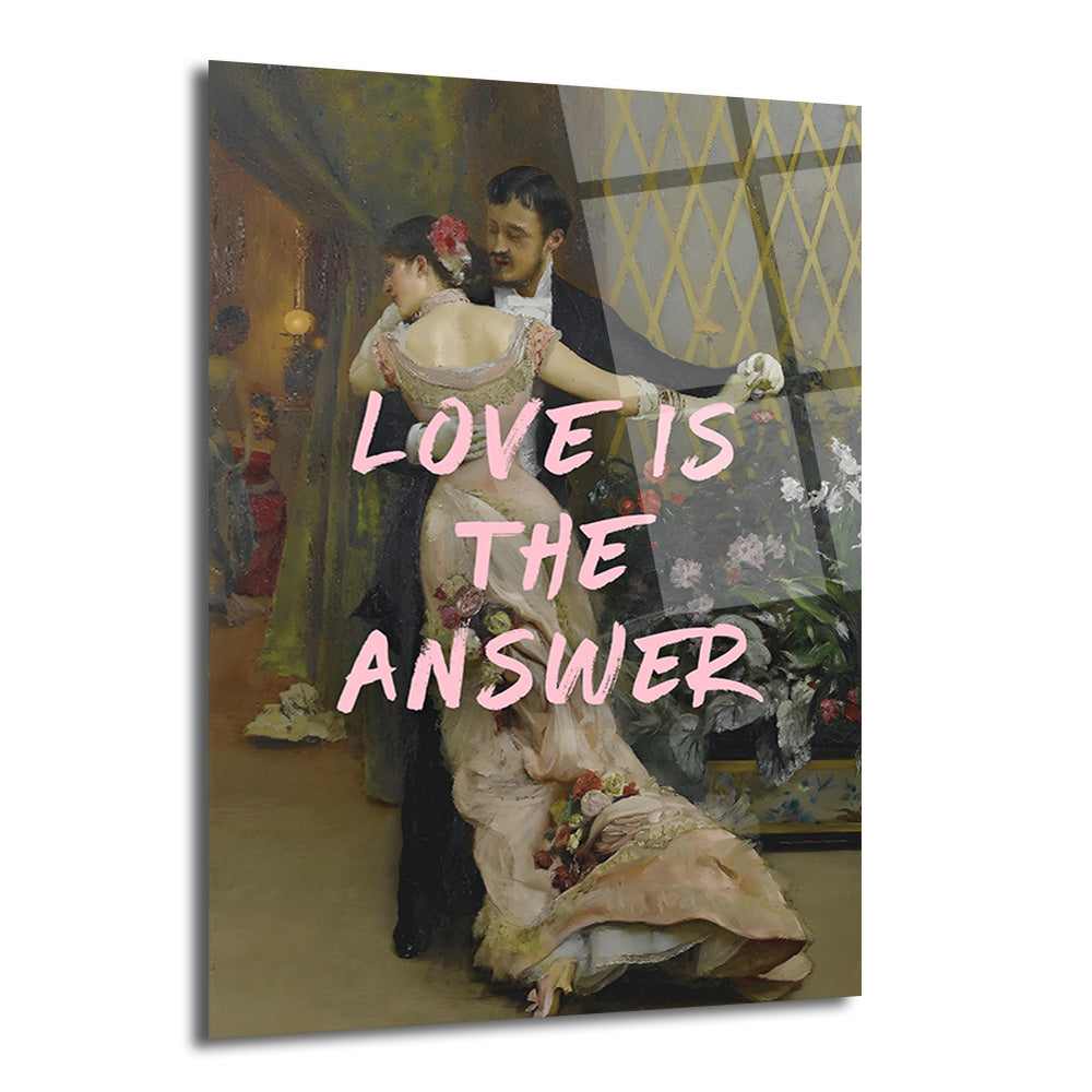 Klasik bir balo sahnesini betimleyen yağlıboya tablonun üzerinde pembe fırça darbesiyle "LOVE IS THE ANSWER" yazan cam duvar sanatı.