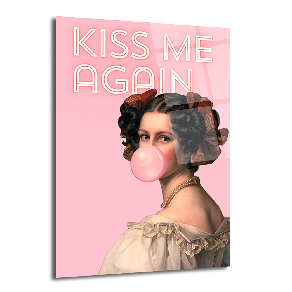 Pembe arka planda, klasik giyimli bir kadının ağzında pembe bir balon sakız çiğnediği ve üzerinde 'KISS ME AGAIN' neon yazısı bulunan modern sanatsal cam tablo.