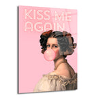 Pembe arka planda, klasik giyimli bir kadının ağzında pembe bir balon sakız çiğnediği ve üzerinde 'KISS ME AGAIN' neon yazısı bulunan modern sanatsal cam tablo.