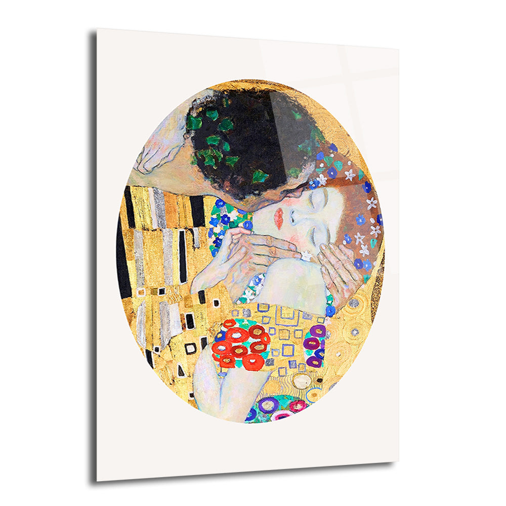 Gustav Klimt'in 'Öpücük' tablosundan esinlenilmiş, altın varak detaylı, iki aşığın sarıldığı ve öpüştüğü bir sahneyi gösteren, sanatsal desenlerle süslü bir cam tablo. Kadının yüzü huzurlu, erkek eğilmiş onu öpüyor.