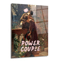 Romantik bir balkonda tutkuyla öpüşen, klasik giyimli bir çifti gösteren, üzerinde 'POWER COUPLE' yazısı ve kalp ikonu bulunan sanatsal cam tablo.