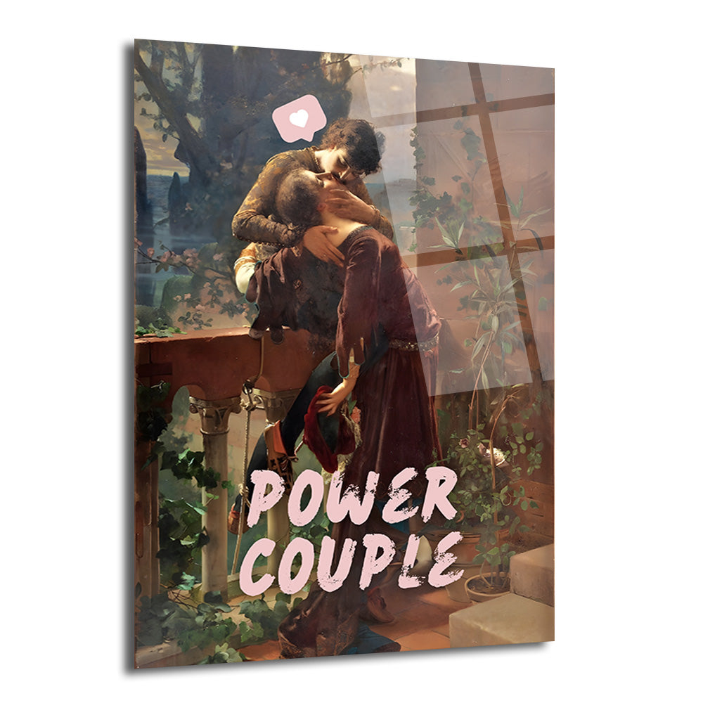 Romantik bir balkonda tutkuyla öpüşen, klasik giyimli bir çifti gösteren, üzerinde 'POWER COUPLE' yazısı ve kalp ikonu bulunan sanatsal cam tablo.