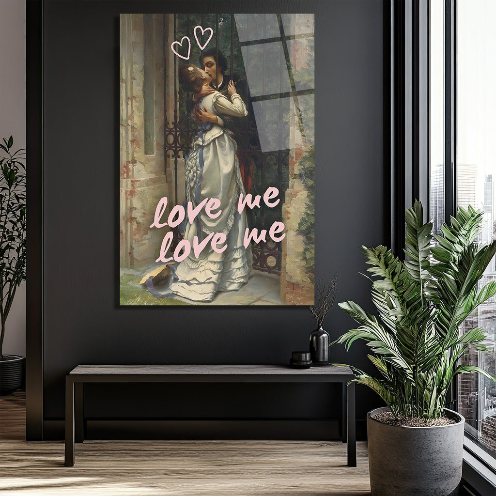Love Me Yazılı Romantik Öpücük Cam Tablo