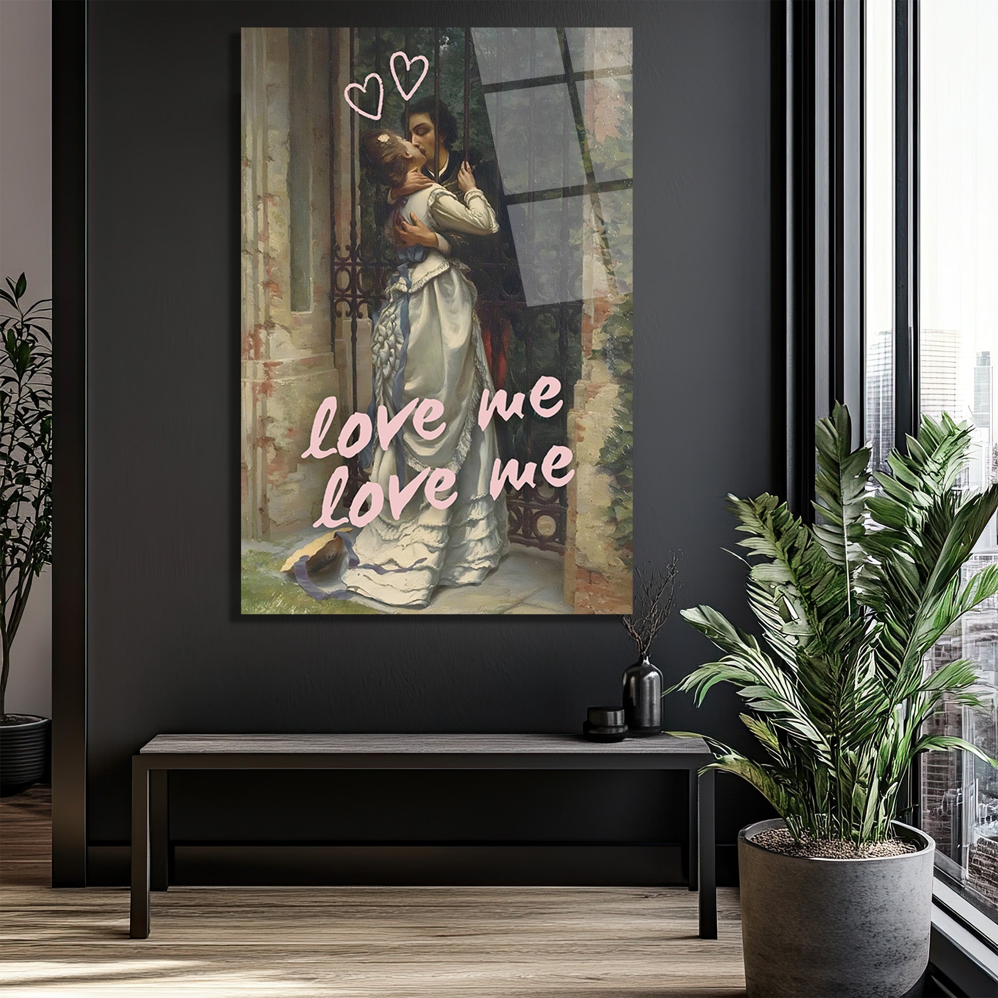 Love Me Yazılı Romantik Öpücük Cam Tablo