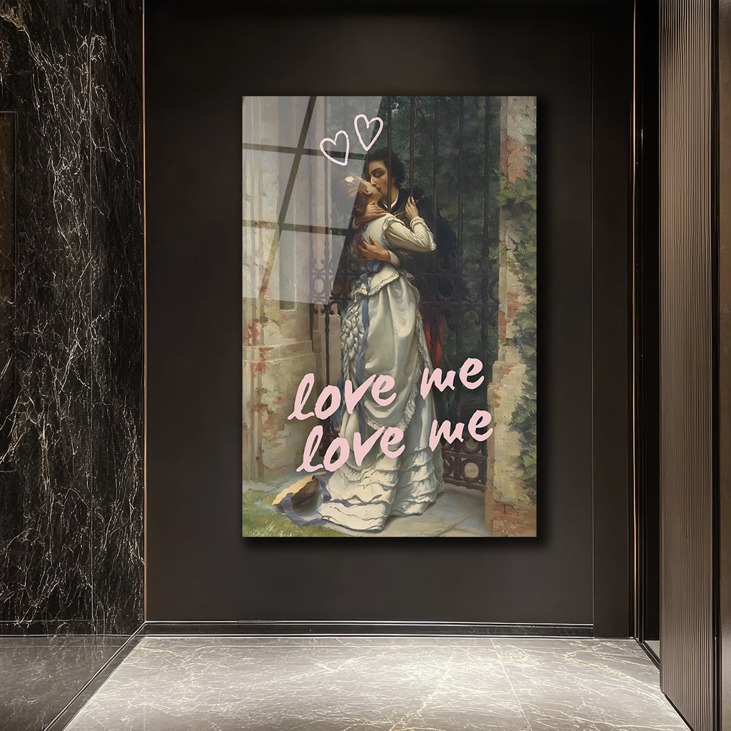 Love Me Yazılı Romantik Öpücük Cam Tablo